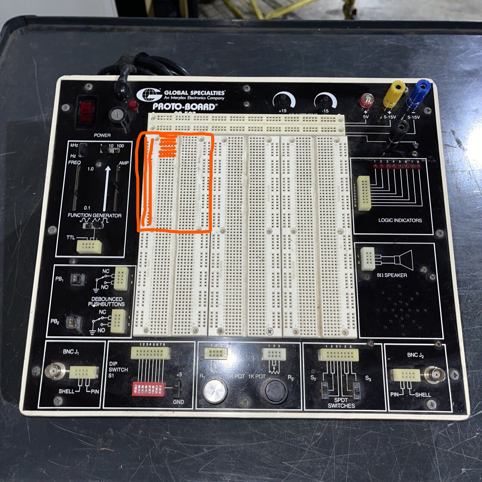 The same picture, with horizontal and vertical connections highlighted: of the six proto-boards in the middle area, one is highlighted, and the two vertical columns of sockets on its left edge are shown as connected. Similarly, on the left side of the highlighted board, the first 6 5-socket rows are shown as connected.